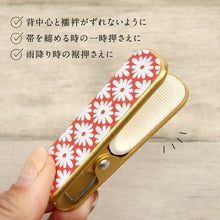 画像をギャラリービューアに読み込む, 【着物クリップ 和モダン 大サイズ】 日本製 単品 1個 着付けクリップ ラバー付き ハンディクリップ 和装クリップ レトロ 古典柄 花菱 菊 七宝 赤 衿止め 襟止め 仮止め 帯止め 着付小物 和装 着物 浴衣 和装小物【WK】1992