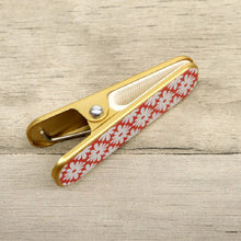 画像をギャラリービューアに読み込む, 【着物クリップ 和モダン 大サイズ】 日本製 単品 1個 着付けクリップ ラバー付き ハンディクリップ 和装クリップ レトロ 古典柄 花菱 菊 七宝 赤 衿止め 襟止め 仮止め 帯止め 着付小物 和装 着物 浴衣 和装小物【WK】1992