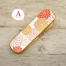 画像をギャラリービューアに読み込む, 【着物クリップ 和モダン 大サイズ】 日本製 単品 1個 着付けクリップ ラバー付き ハンディクリップ 和装クリップ レトロ 古典柄 花菱 菊 七宝 赤 衿止め 襟止め 仮止め 帯止め 着付小物 和装 着物 浴衣 和装小物【WK】1992