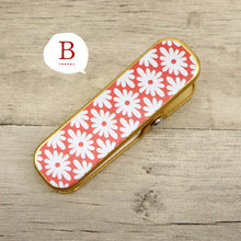 画像をギャラリービューアに読み込む, 【着物クリップ 和モダン 大サイズ】 日本製 単品 1個 着付けクリップ ラバー付き ハンディクリップ 和装クリップ レトロ 古典柄 花菱 菊 七宝 赤 衿止め 襟止め 仮止め 帯止め 着付小物 和装 着物 浴衣 和装小物【WK】1992