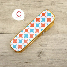 画像をギャラリービューアに読み込む, 【着物クリップ 和モダン 大サイズ】 日本製 単品 1個 着付けクリップ ラバー付き ハンディクリップ 和装クリップ レトロ 古典柄 花菱 菊 七宝 赤 衿止め 襟止め 仮止め 帯止め 着付小物 和装 着物 浴衣 和装小物【WK】1992