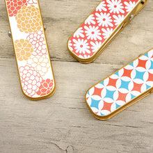 画像をギャラリービューアに読み込む, 【着物クリップ 和モダン 大サイズ】 日本製 単品 1個 着付けクリップ ラバー付き ハンディクリップ 和装クリップ レトロ 古典柄 花菱 菊 七宝 赤 衿止め 襟止め 仮止め 帯止め 着付小物 和装 着物 浴衣 和装小物【WK】1992