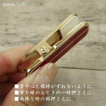 画像をギャラリービューアに読み込む, 【着物クリップ赤(小サイズ)】単品 1個/着付けクリップ/和装小物/日本製/着付け小物/仮止め/日本製/裾押さえ/和服/着付教室/衿/襟/ハンディクリップ/小/着物/和装/着付け/衿止め/衿留め/クリップ/きものクリップ/ミニサイズ/ゴールド/赤【TT】