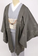 画像をギャラリービューアに読み込む, 【新品】洗える羽織 和装コート 細やか縞に鳥獣戯画文様 黒 化繊着物上 カジュアル 身丈94.5cm 裄丈68cm CB3-4