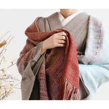 画像をギャラリービューアに読み込む, 真綿まとうショール 『グラデーション』 老舗ブランド 奥順謹製 結城紬 2024年 高級 大判 ショール ストール 絹100% 和装 洋装 着物 小紋 訪問着 着付け 羽織 着物コート 着物防寒 春 夏 秋 冬 通年 着物ショール 道中着 和装小物 プレゼント 誕生日 敬老 クリスマス【IT】K24-79