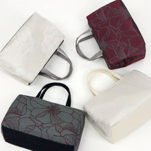 画像をギャラリービューアに読み込む, 【和装トートバッグ 大輪フラワー柄 幅広タイプ】 全4色 老舗 井登美 京都 フォーマル かばん モダン マチ大きめ 日本製 上品 ホワイト ブラック レッド 着物 お稽古 卒業式 入学式 結婚式 サブバッグ バック 手提げ 着付け道具 和装小物