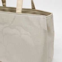 画像をギャラリービューアに読み込む, 【和装トートバッグ 大輪フラワー柄 幅広タイプ】 全4色 老舗 井登美 京都 フォーマル かばん モダン マチ大きめ 日本製 上品 ホワイト ブラック レッド 着物 お稽古 卒業式 入学式 結婚式 サブバッグ バック 手提げ 着付け道具 和装小物