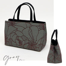 画像をギャラリービューアに読み込む, 【和装トートバッグ 大輪フラワー柄 幅広タイプ】 全4色 老舗 井登美 京都 フォーマル かばん モダン マチ大きめ 日本製 上品 ホワイト ブラック レッド 着物 お稽古 卒業式 入学式 結婚式 サブバッグ バック 手提げ 着付け道具 和装小物