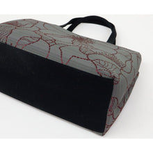 画像をギャラリービューアに読み込む, 【和装トートバッグ 大輪フラワー柄 幅広タイプ】 全4色 老舗 井登美 京都 フォーマル かばん モダン マチ大きめ 日本製 上品 ホワイト ブラック レッド 着物 お稽古 卒業式 入学式 結婚式 サブバッグ バック 手提げ 着付け道具 和装小物