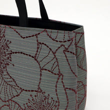 画像をギャラリービューアに読み込む, 【和装トートバッグ 大輪フラワー柄 幅広タイプ】 全4色 老舗 井登美 京都 フォーマル かばん モダン マチ大きめ 日本製 上品 ホワイト ブラック レッド 着物 お稽古 卒業式 入学式 結婚式 サブバッグ バック 手提げ 着付け道具 和装小物