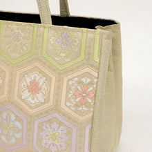 画像をギャラリービューアに読み込む, 【和装バッグ 西陣帯地 幅広タイプ】 全4色 万里小路 京都 フォーマル かばん モダン マチ大きめ 日本製 上品 ホワイト ゴールド パープル 着物 お稽古 卒業式 入学式 結婚式 トートバッグ サブバッグ バック 手提げ 着付け道具 和装小物