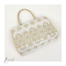 画像をギャラリービューアに読み込む, 【和装バッグ 西陣帯地 幅広タイプ】 全4色 万里小路 京都 フォーマル かばん モダン マチ大きめ 日本製 上品 ホワイト ゴールド パープル 着物 お稽古 卒業式 入学式 結婚式 トートバッグ サブバッグ バック 手提げ 着付け道具 和装小物