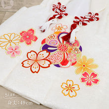 画像をギャラリービューアに読み込む, 新品【 七五三 子供用 被布 白 ねじり梅 】2歳 3歳 着物 コート 飾り紐付き 中綿入り 菊 桜 羽織り 女の子 女児 正絹 日本製 お祝い ひな祭り お正月 節句 お祝着