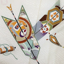 画像をギャラリービューアに読み込む, 新品【七五三 子供用 被布 白 矢羽根】2歳 3歳 着物 本紋綸子 白地 小槌 松 宝づくし コート 飾り紐付き 金駒 羽織り 男の子 お祝い 正絹 こどもの日 お正月 端午の節句 お祝着