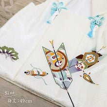 画像をギャラリービューアに読み込む, 新品【七五三 子供用 被布 白 矢羽根】2歳 3歳 着物 本紋綸子 白地 小槌 松 宝づくし コート 飾り紐付き 金駒 羽織り 男の子 お祝い 正絹 こどもの日 お正月 端午の節句 お祝着