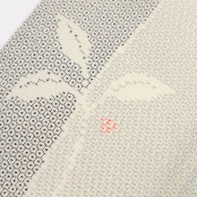 画像をギャラリービューアに読み込む, 【中古】長尺 単衣 塩沢お召 ゆるやか縦ライン植物 白グレー カジュアル 身丈168.5cm 裄丈68cm 単衣着物 KH6-4