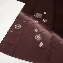 画像をギャラリービューアに読み込む, 【新品】仮絵羽 刺繍 付下げ 唐花宝相華模様 フォーマル 略礼装 無紋 ボルドー ワインレッド 和装きもの 袷正絹着物 SP2-9