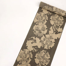 画像をギャラリービューアに読み込む, 【新品】 反物 『竺仙』 松煙染小紋 雪輪に植物 カジュアル グレー長さ12m 反巾38cm 綿100% 木綿着物 夏着物浴衣 きもの 和装 反24-152
