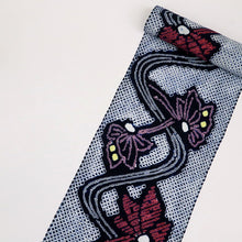 画像をギャラリービューアに読み込む, 手しぼり 浴衣反物 曲線に舞蝶花模様 紺ネイビー 木綿 長さ12m 反巾36cm カジュアル お仕立可 夏着物 反24-284