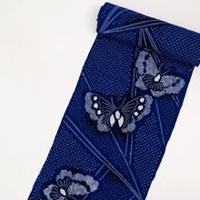 画像をギャラリービューアに読み込む, 【古反】しぼり 浴衣反物 蝶の舞模様 紺色 カジュアル お仕立て可 木綿 夏着物 反24-60