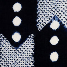 画像をギャラリービューアに読み込む, しぼり 浴衣反物『藤娘』矢羽根の市松模様 濃紺 木綿 反巾37.5cm カジュアル お仕立可 夏着物 反25-151