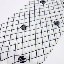 画像をギャラリービューアに読み込む, 竺仙 浴衣反物 注染 格子に花模様 コーマ地白 木綿 夏着物 長さ11.9m 反巾36.5cm カジュアル 普段着 お仕立て可 反25-165