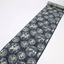 画像をギャラリービューアに読み込む, 浴衣反物『新粋染』綿麻紅梅 小紋 麻の葉に花の丸文 紺 カジュアル 綿麻着物長さ13m 反巾40cm お仕立て可 反25-44
