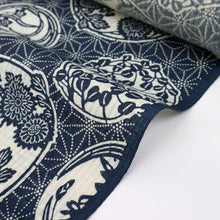 画像をギャラリービューアに読み込む, 浴衣反物『新粋染』綿麻紅梅 小紋 麻の葉に花の丸文 紺 カジュアル 綿麻着物長さ13m 反巾40cm お仕立て可 反25-44