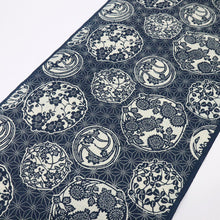 画像をギャラリービューアに読み込む, 浴衣反物『新粋染』綿麻紅梅 小紋 麻の葉に花の丸文 紺 カジュアル 綿麻着物長さ13m 反巾40cm お仕立て可 反25-44