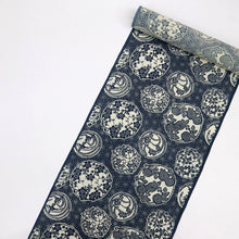 画像をギャラリービューアに読み込む, 浴衣反物『新粋染』綿麻紅梅 小紋 麻の葉に花の丸文 紺 カジュアル 綿麻着物長さ13m 反巾40cm お仕立て可 反25-44