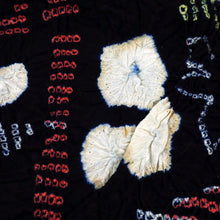 画像をギャラリービューアに読み込む, しぼり 浴衣反物 二枠の格子に花模様 紺 カジュアル 木綿 夏着物 お仕立て可 和装 絞り きもの 反25-86