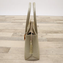 画像をギャラリービューアに読み込む, 【中古】和装バッグ ベージュ×ゴールド 金襴蜀江に七宝繋ぎ花模様 着物に合わせ z7-16 リサイクル着物 訪問着 付下げ 結婚式 披露宴 パーティ 式典 祝事 お宮参り リユース 古着 アウトレット