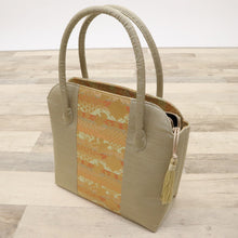 画像をギャラリービューアに読み込む, 【中古】和装バッグ ベージュ×ゴールド 金襴蜀江に七宝繋ぎ花模様 着物に合わせ z7-16 リサイクル着物 訪問着 付下げ 結婚式 披露宴 パーティ 式典 祝事 お宮参り リユース 古着 アウトレット