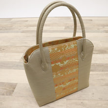 画像をギャラリービューアに読み込む, 【中古】和装バッグ ベージュ×ゴールド 金襴蜀江に七宝繋ぎ花模様 着物に合わせ z7-16 リサイクル着物 訪問着 付下げ 結婚式 披露宴 パーティ 式典 祝事 お宮参り リユース 古着 アウトレット