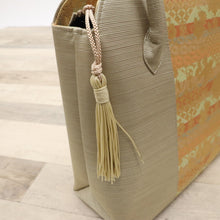 画像をギャラリービューアに読み込む, 【中古】和装バッグ ベージュ×ゴールド 金襴蜀江に七宝繋ぎ花模様 着物に合わせ z7-16 リサイクル着物 訪問着 付下げ 結婚式 披露宴 パーティ 式典 祝事 お宮参り リユース 古着 アウトレット