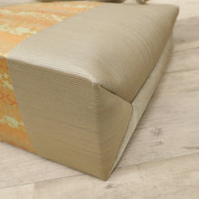 画像をギャラリービューアに読み込む, 【中古】和装バッグ ベージュ×ゴールド 金襴蜀江に七宝繋ぎ花模様 着物に合わせ z7-16 リサイクル着物 訪問着 付下げ 結婚式 披露宴 パーティ 式典 祝事 お宮参り リユース 古着 アウトレット