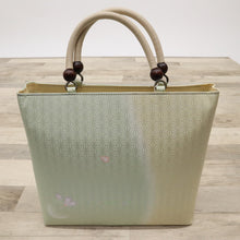 画像をギャラリービューアに読み込む, 【新品】和装バッグ 淡いグリーン×ベージュ 麻の葉地紋 桜の花びら模様 着物に合わせ z7-19 リサイクル着物 訪問着 付下げ 結婚式 披露宴 パーティ 式典 祝事 お宮参り リユース 古着 アウトレット