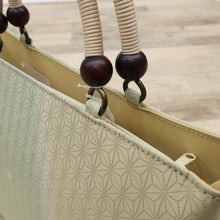 画像をギャラリービューアに読み込む, 【新品】和装バッグ 淡いグリーン×ベージュ 麻の葉地紋 桜の花びら模様 着物に合わせ z7-19 リサイクル着物 訪問着 付下げ 結婚式 披露宴 パーティ 式典 祝事 お宮参り リユース 古着 アウトレット