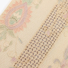 画像をギャラリービューアに読み込む, 【中古】豪華 汕頭刺繍 付下げ 彩りの花唐草のライン 薄色紫 身丈160.5cm 裄丈64cm 袷正絹着物 msize［きものふりく］HP4-1
