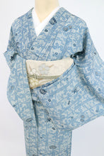 画像をギャラリービューアに読み込む, 【中古】夏着物 絽 小紋 竹林に牡丹と菊花ツバメ 淡灰×ブルー 正絹着物 身丈161.5cm 裄丈67.5cm msize［きものふりく］KA4-4
