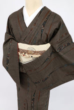 画像をギャラリービューアに読み込む, 【中古】長尺 本場大島紬『都喜エ門』太陽印 ゆらめく襷花々 こげ茶色 身丈155.5cm 裄丈64.5cm 袷正絹着物 lsize トールサイズ TC2-1
