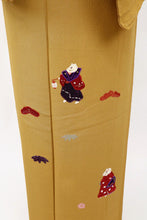 画像をギャラリービューアに読み込む, 【中古】付下げ＋帯セット 刺繍 きつねの嫁入り松竹梅 黄土 身丈159cm 裄丈67.5cm 袷正絹着物 msize SY2-4
