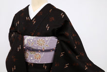 画像をギャラリービューアに読み込む, 【中古】特選『本場久米島紬』トィグワー琉球文様 黒茶色 身丈162cm 裄丈68cm 袷正絹着物 msize wide TC1-2
