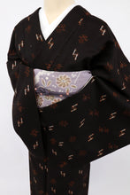 画像をギャラリービューアに読み込む, 【中古】特選『本場久米島紬』トィグワー琉球文様 黒茶色 身丈162cm 裄丈68cm 袷正絹着物 msize wide TC1-2
