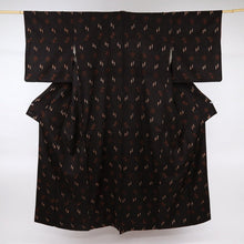 画像をギャラリービューアに読み込む, 【中古】特選『本場久米島紬』トィグワー琉球文様 黒茶色 身丈162cm 裄丈68cm 袷正絹着物 msize wide TC1-2
