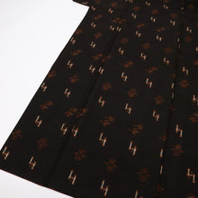 画像をギャラリービューアに読み込む, 【中古】特選『本場久米島紬』トィグワー琉球文様 黒茶色 身丈162cm 裄丈68cm 袷正絹着物 msize wide TC1-2
