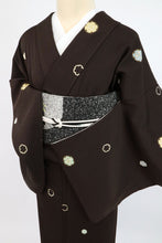 画像をギャラリービューアに読み込む, 【中古】上質 小紋 大小彩りの雪輪模様 黒茶色 ちりめん地 身丈160cm 裄丈63.5cm 袷正絹着物 msize KB3-8
