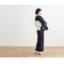 画像をギャラリービューアに読み込む, 阿波コットンウール 【濃紺グレーに白変わり格子】 az2 木綿とウール 温かい冬着物 女性用 13m しじら織 反物 単衣着物 グラデーション フルオーダー お仕立て 普段着 湯通し済み 着付け 和装 レディース ウール混 秋冬 ネイビー ダーク
