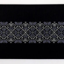 画像をギャラリービューアに読み込む, 【新品】『召しませ華』半幅帯 芍薬×花唐草ライン 藤色×黒 パープル ブラック カジュアル きもの 和装 BP9-8
