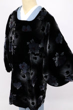 画像をギャラリービューアに読み込む, 【中古】都衿和装コート あったかベロア素材 花模様 黒 化繊着物上 カジュアル 身丈85.5cm 裄丈66.5cm CB2-26
